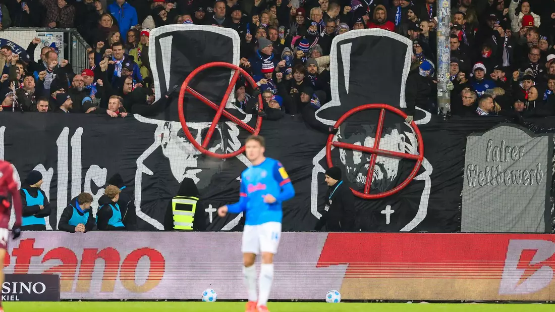 Die Kieler Fans sorgten mit einem Fadenkreuz-Banner für Wirbel. - Bild: Frank Molter/dpa
