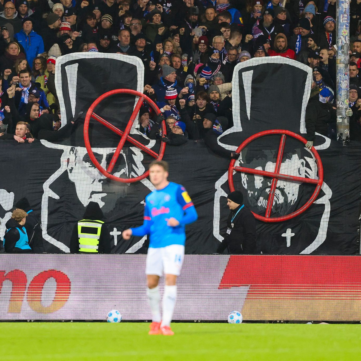 Die Kieler Fans sorgten mit einem Fadenkreuz-Banner für Wirbel. - Foto: Frank Molter/dpa