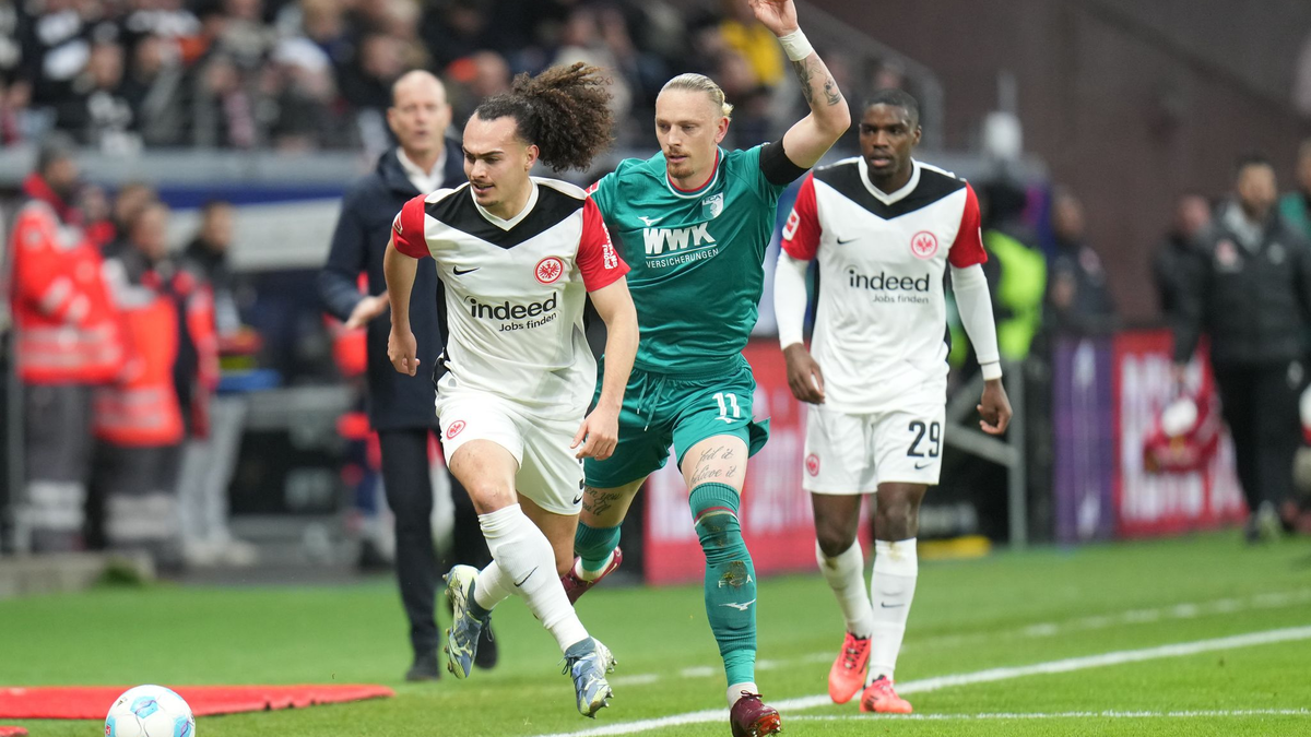 Schmerzen, aber auch ein Tor: Augsburgs Samuel Essende - Foto: Thomas Frey/dpa