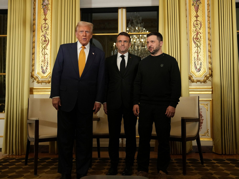 Trump, Macron und Selenskyj trafen sich am Wochenende in Paris. - Foto: Aurelien Morissard/AP/dpa