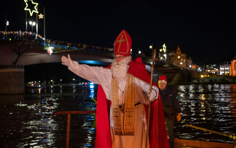 Die Schwimmer tragen spezielle Tauchanzüge. - Foto: Harald Tittel/dpa