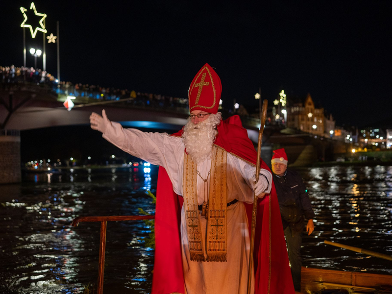 Die Schwimmer tragen spezielle Tauchanzüge. - Foto: Harald Tittel/dpa