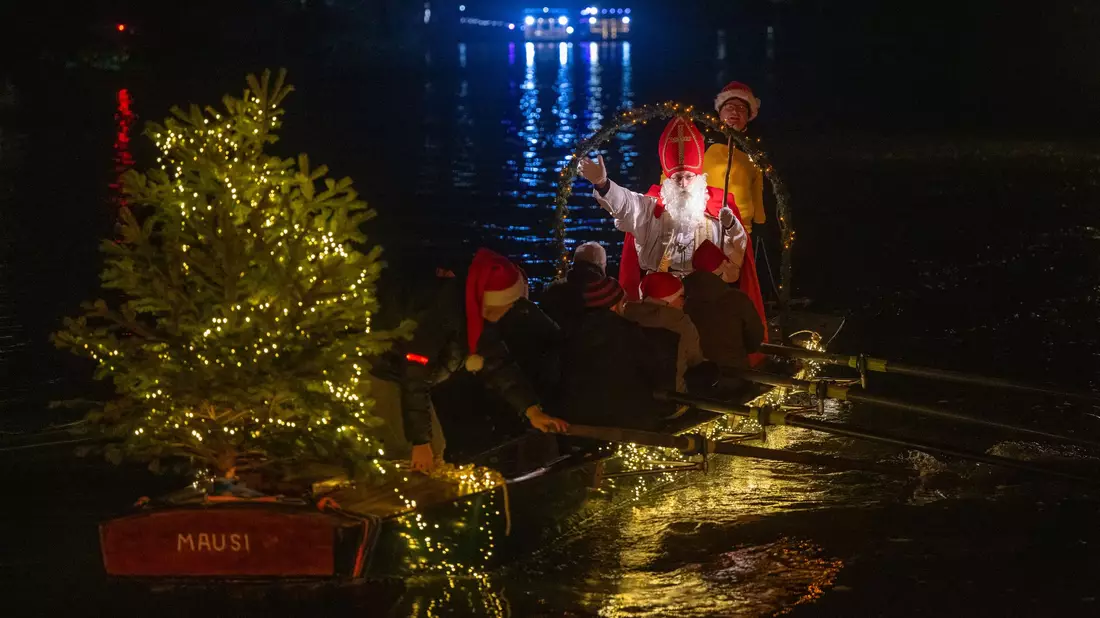 Das Fackelschwimmen gibt es in dem Moselort seit gut 40 Jahren. - Bild: Harald Tittel/dpa