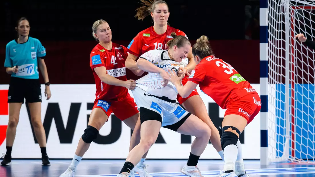 Die deutschen Handballerinnen haben das EM-Hauptrundenspiel gegen Dänemark verloren. - Bild: Marco Wolf/dpa