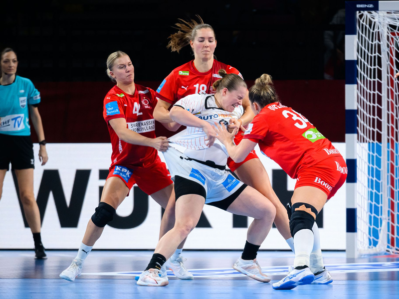 Die deutschen Handballerinnen haben das EM-Hauptrundenspiel gegen Dänemark verloren. - Foto: Marco Wolf/dpa
