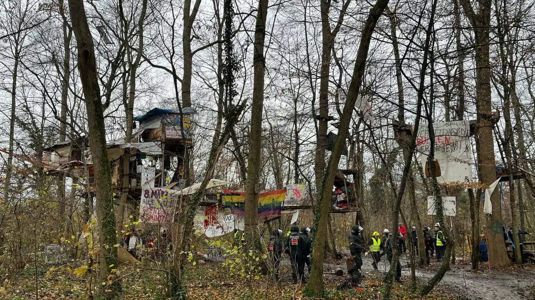 POL-FR: Freiburg: Einsatzmaßnahmen im Zusammenhang mit der Räumung einer besetzten Waldfläche - Person aus hilfloser Lage gerettet - Bild: presseportal.de