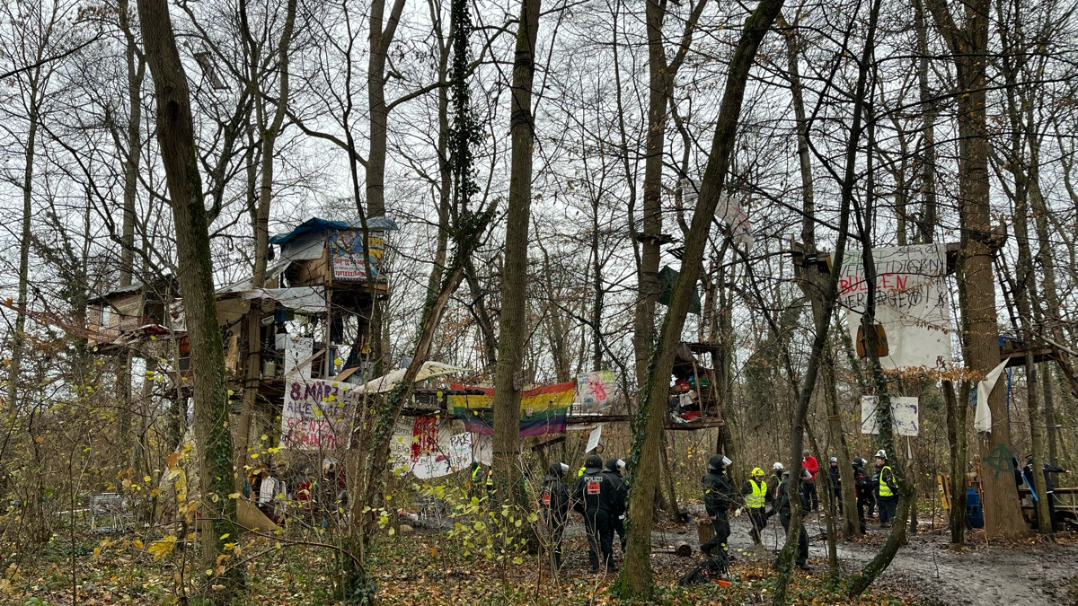 POL-FR: Freiburg: Einsatzmaßnahmen im Zusammenhang mit der Räumung einer besetzten Waldfläche - Person aus hilfloser Lage gerettet - Foto: presseportal.de