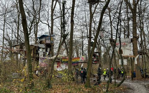 POL-FR: Freiburg: Einsatzmaßnahmen im Zusammenhang mit der Räumung einer besetzten Waldfläche - Person aus hilfloser Lage gerettet - Foto: presseportal.de