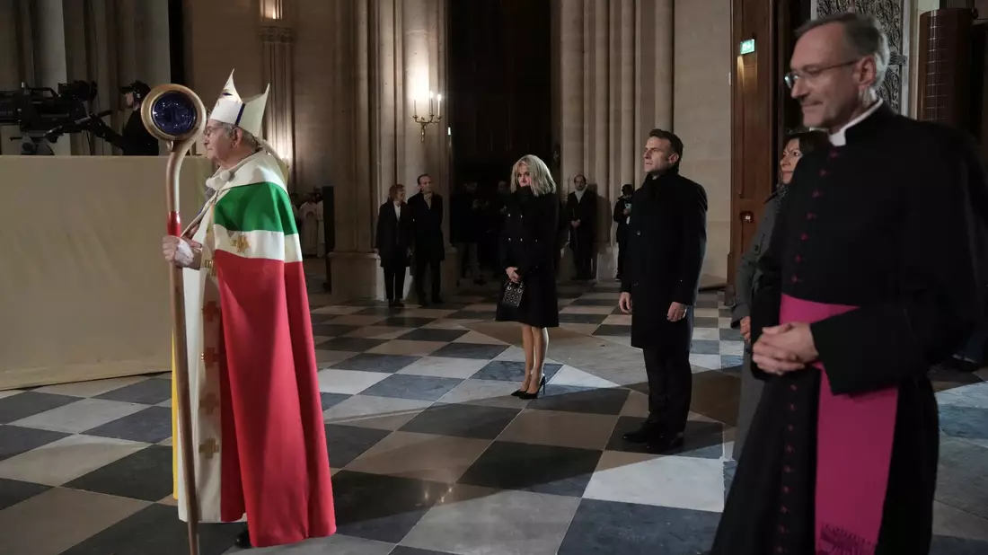 Der Pariser Erzbischof Laurent Ulrich öffnete die Türen der Kathedrale. - Bild: Thibault Camus/AP Pool/dpa