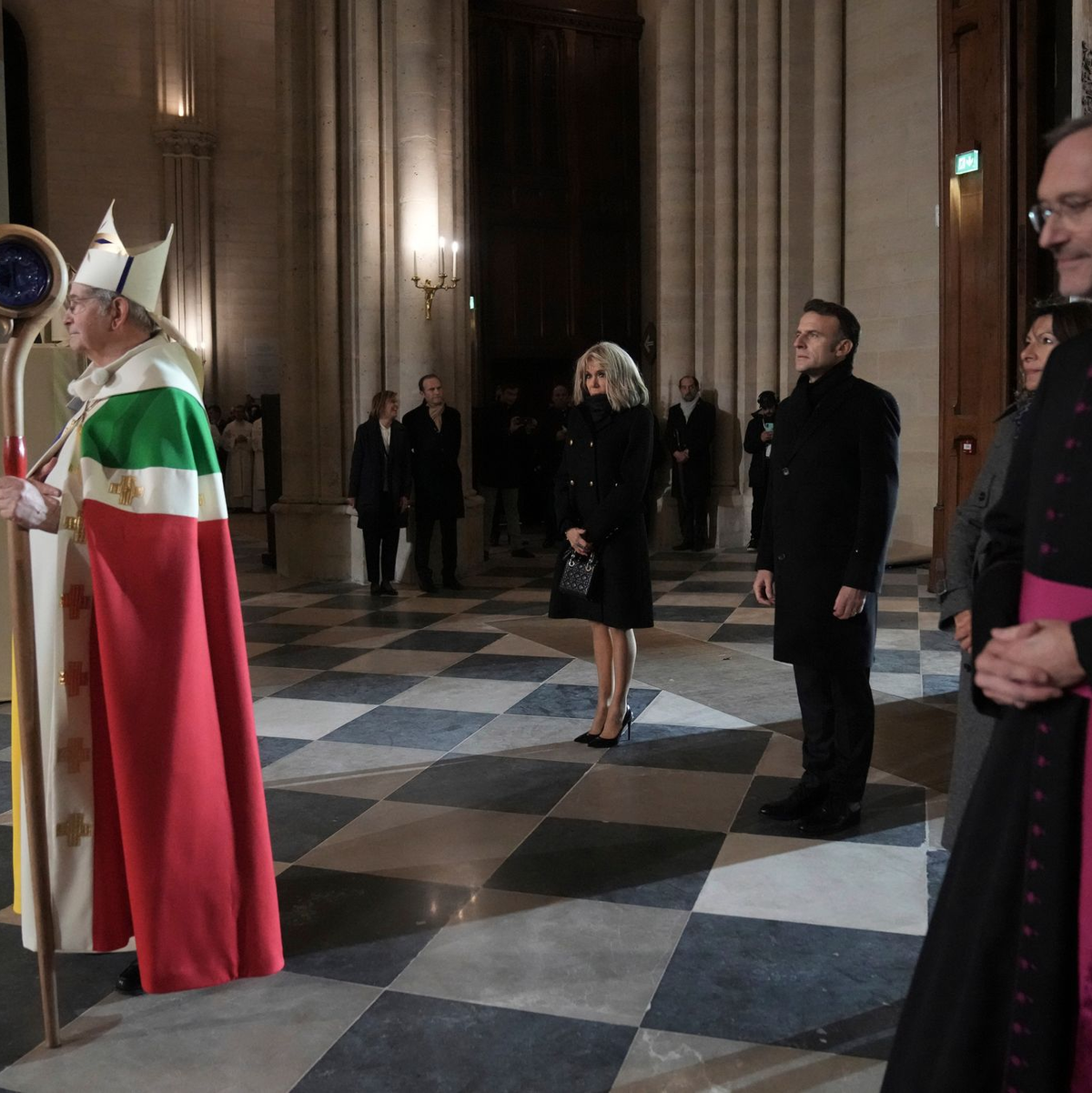 Der Pariser Erzbischof Laurent Ulrich öffnete die Türen der Kathedrale. - Foto: Thibault Camus/AP Pool/dpa