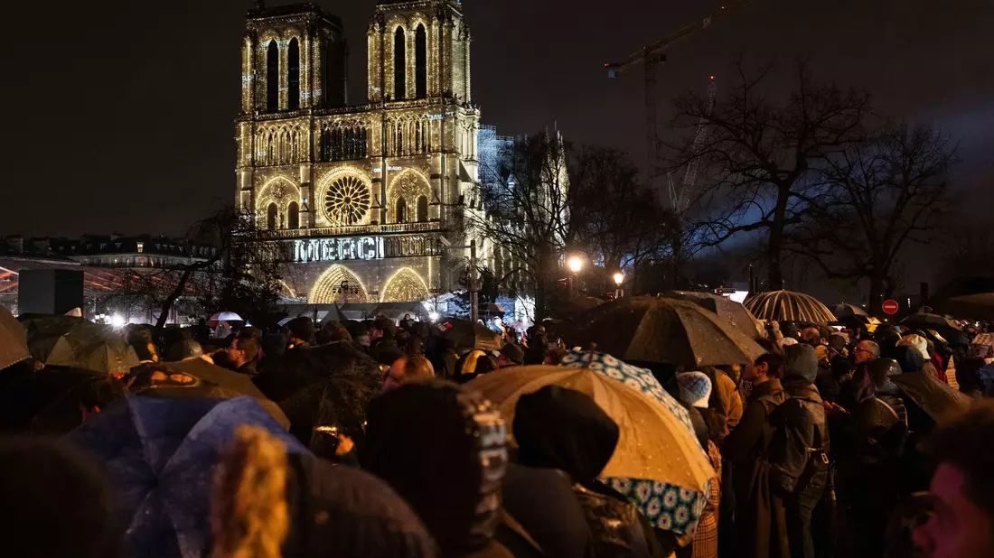 Zuschauer versammelten sich vor der Kathedrale. - Bild: Bernat Armangue/AP/dpa