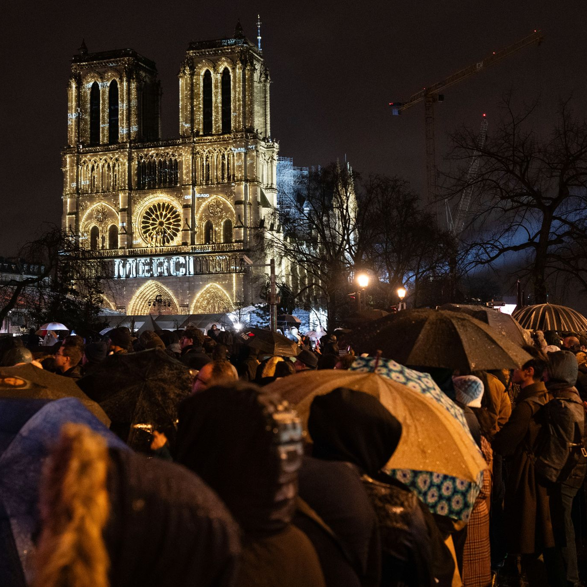 Zuschauer versammelten sich vor der Kathedrale. - Foto: Bernat Armangue/AP/dpa