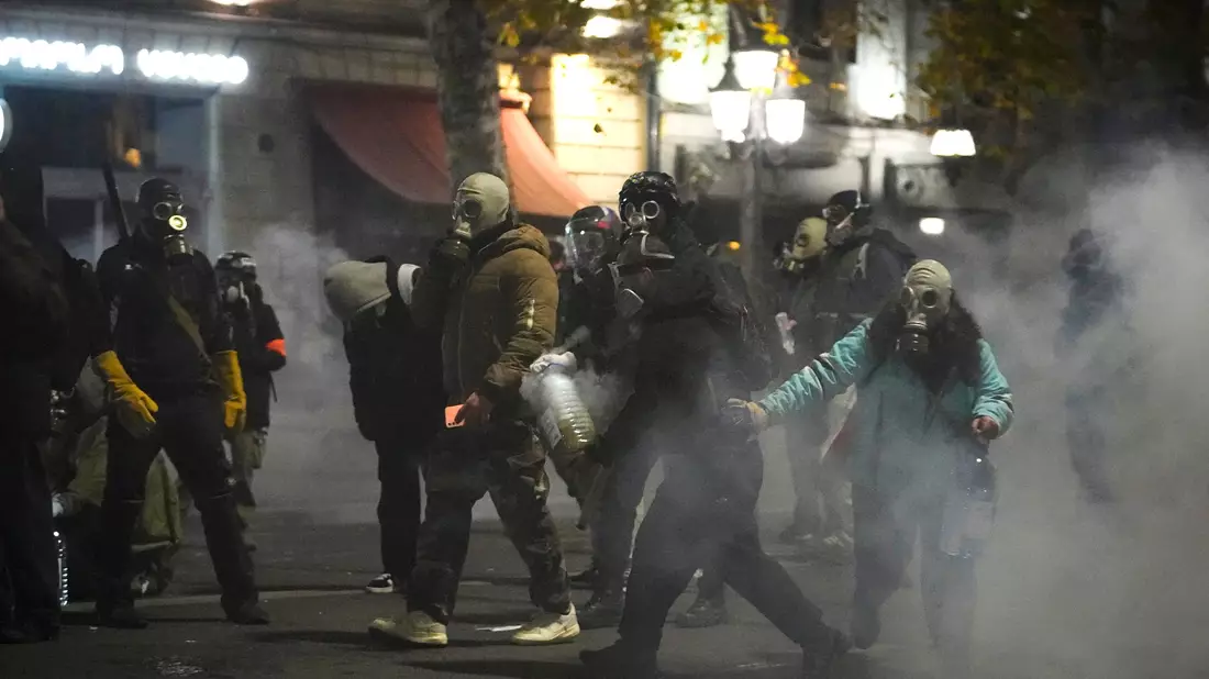 Seit Tagen kommt es bei den proeuropäischen Protesten in Georgien auch zu Gewalt. - Bild: Pavel Bednyakov/AP/dpa