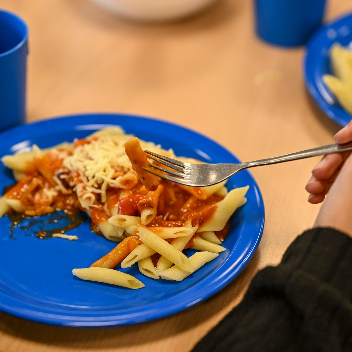 Die SPD will ein kostenfreies Mittagessen in den Schulen einführen. (Symbolbild) - Foto: Jens Kalaene/dpa