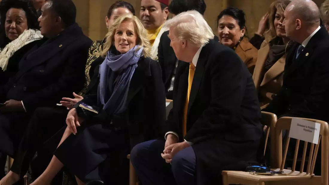 Die First Lady plauderte zwischendurch mit dem Vorgänger und Nachfolger ihres Ehemannes. - Bild: Thibault Camus/AP Pool /dpa