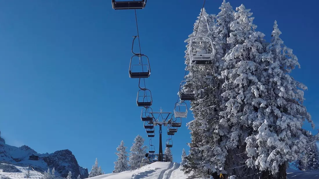 Ein leerer Sessellift im noch nicht geöffneten Skigebiet von Garmisch-Partenkirchen. Die Vorbereitungen für die Saisoneröffnung laufen, doch nach zwei guten Jahren könnte die Zahl der Wintergäste in den Alpen krisenbedingt sinken. - Bild: Carsten Hoefer/dpa