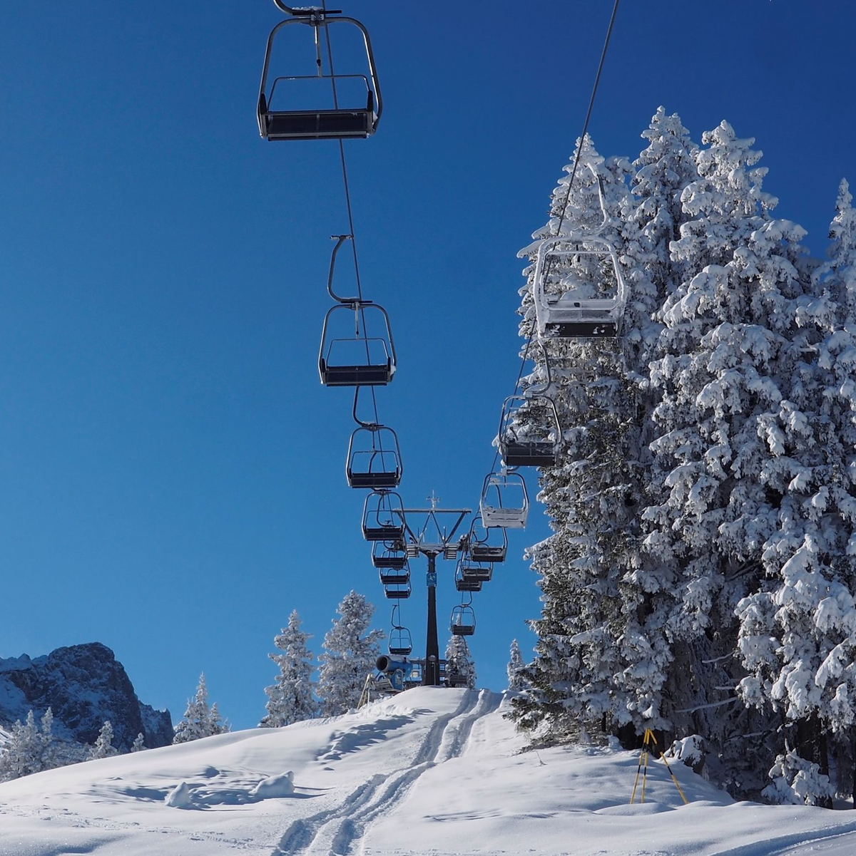 Ein leerer Sessellift im noch nicht geöffneten Skigebiet von Garmisch-Partenkirchen. Die Vorbereitungen für die Saisoneröffnung laufen, doch nach zwei guten Jahren könnte die Zahl der Wintergäste in den Alpen krisenbedingt sinken. - Foto: Carsten Hoefer/dpa