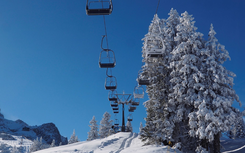 Ein leerer Sessellift im noch nicht geöffneten Skigebiet von Garmisch-Partenkirchen. Die Vorbereitungen für die Saisoneröffnung laufen, doch nach zwei guten Jahren könnte die Zahl der Wintergäste in den Alpen krisenbedingt sinken. - Foto: Carsten Hoefer/dpa