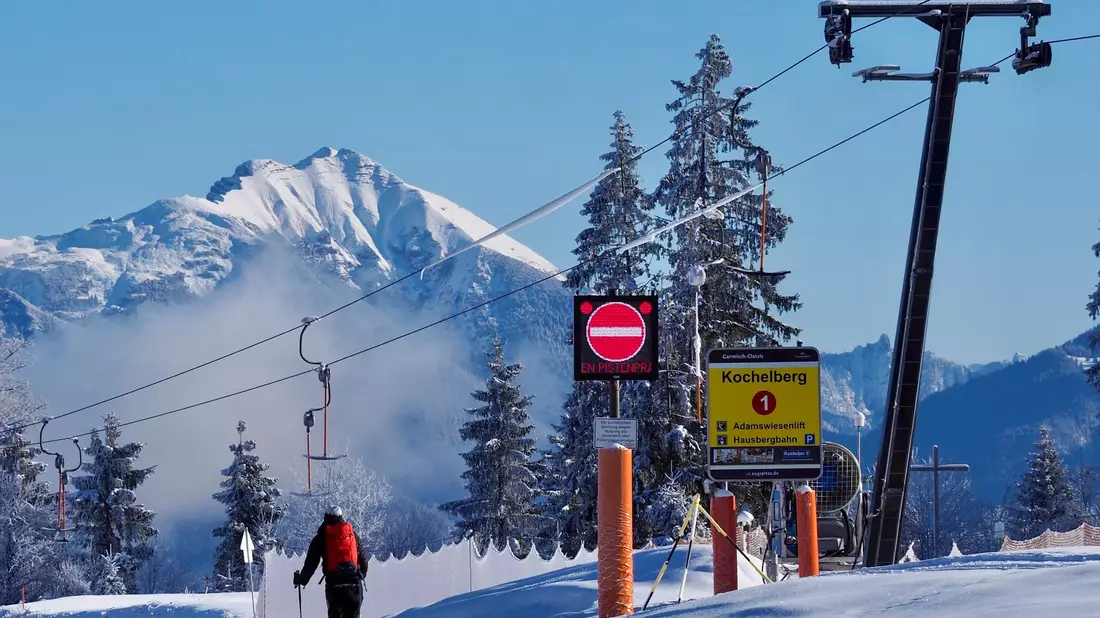 Ein einsamer Skitourengeher im noch nicht geöffneten Skigebiet von Garmisch-Partenkirchen. Nach zwei guten Wintern könnte die diesjährige Saison für die Urlaubsorte in den Alpen schlechter ausfallen. - Bild: Carsten Hoefer/dpa