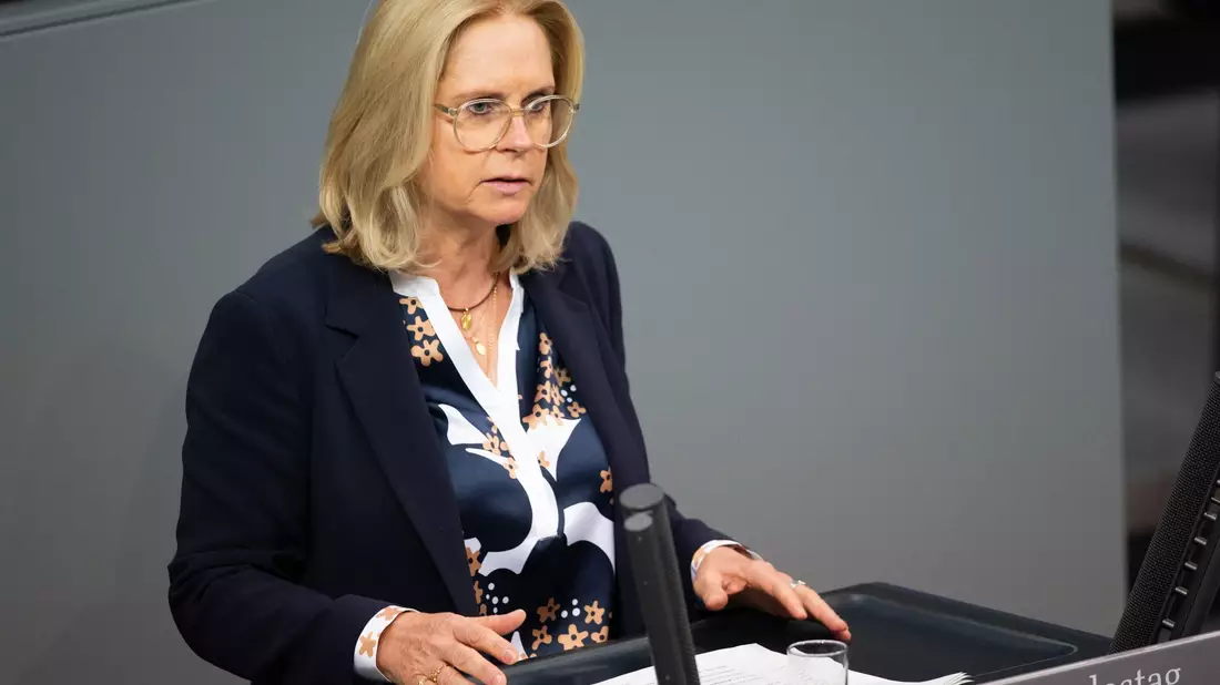 Andrea Lindholz (CSU) kann sich nicht vorstellen, dass es mit den Fraktionen von SPD und Grünen noch vor der Neuwahl eine Einigung über ein Gewaltschutzgesetz gibt. (Archivbild) - Bild: Christophe Gateau/dpa