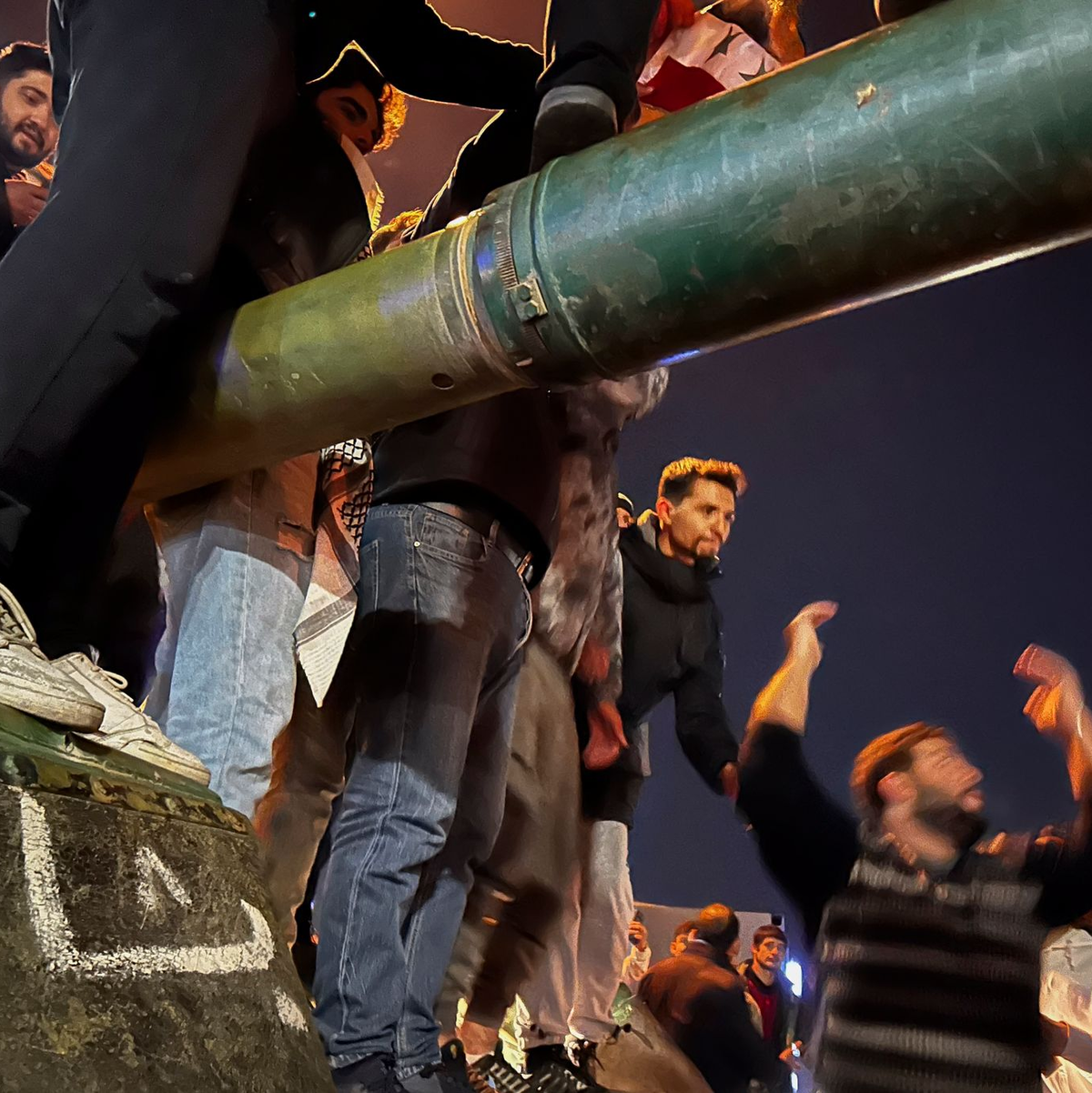 Nach der Flucht von Assad feiern Bürger in Damaskus.  - Foto: Omar Sanadiki/AP/dpa