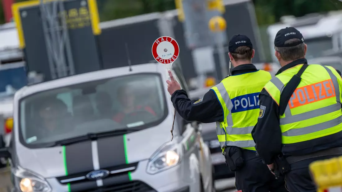 Inzwischen wird an allen deutschen Landgrenzen kontrolliert. (Archivbild) - Bild: Peter Kneffel/dpa