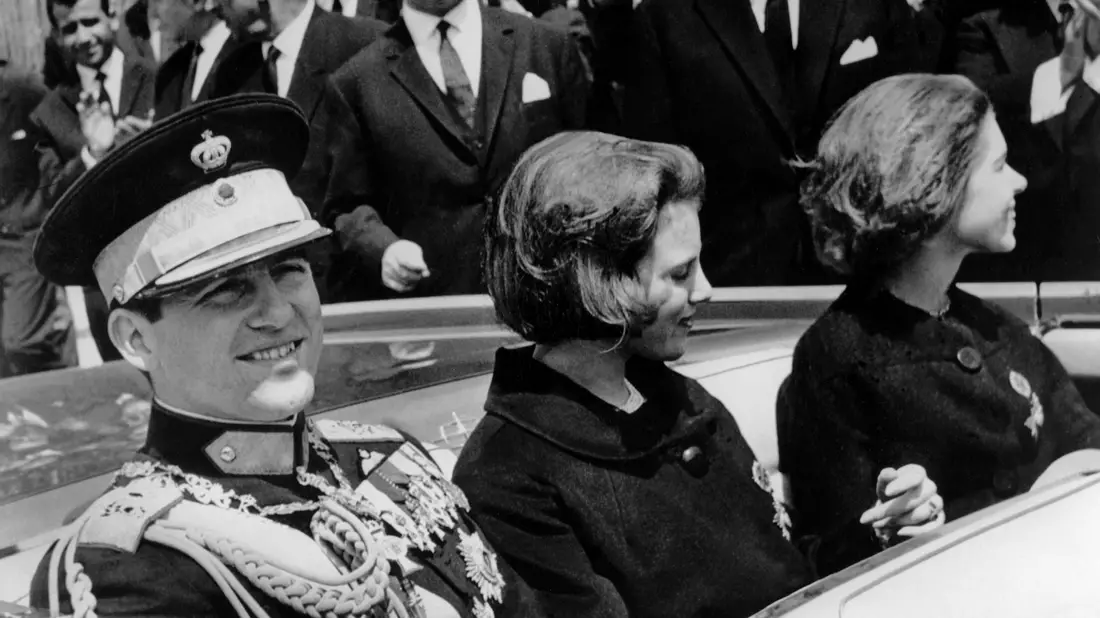 Der griechische König Konstantin mit seiner Braut, Prinzessin Anne-Marie von Dänemark (M) und seiner Schwester Prinzessin Irene (r) bei seinem ersten offiziellen Staatsbesuch in Mazedonien (Jugoslawien). - Bild: DB/A9999_DB/dpa