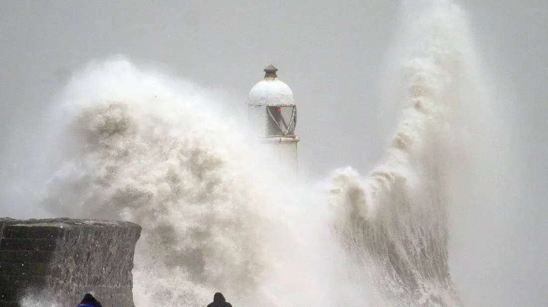In der Strandpromenade in Porthcawl in Wales gab es bereits am Samstag große Wellen. - Bild: Ben Birchall/PA Wire/dpa