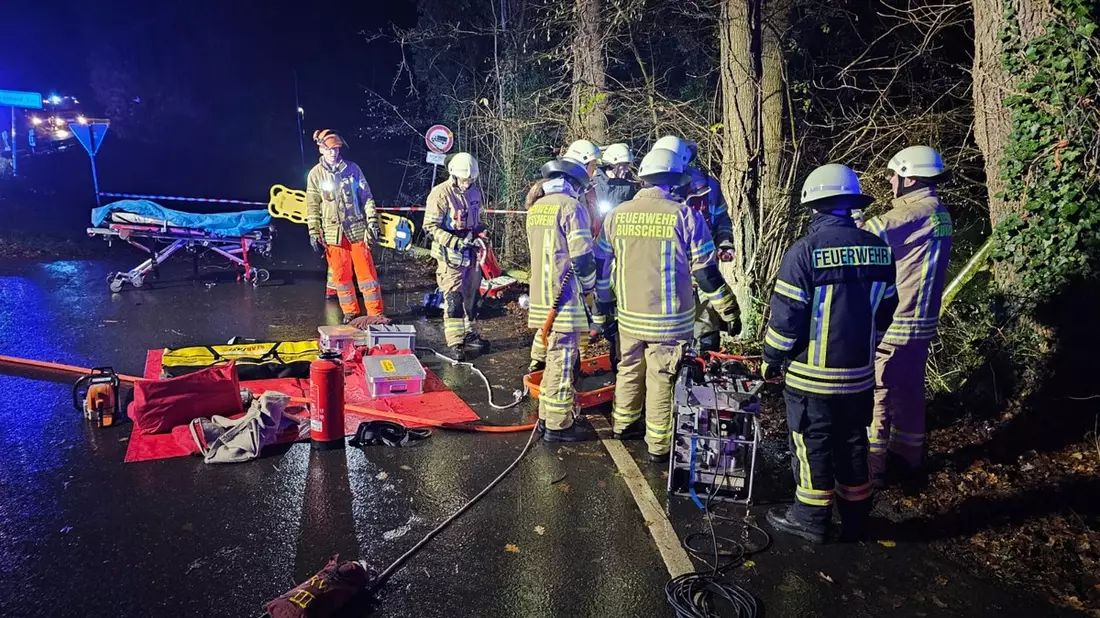 FW Burscheid: PKW im Böschung - Handy alarmiert die Feuerwehr - Bild: presseportal.de