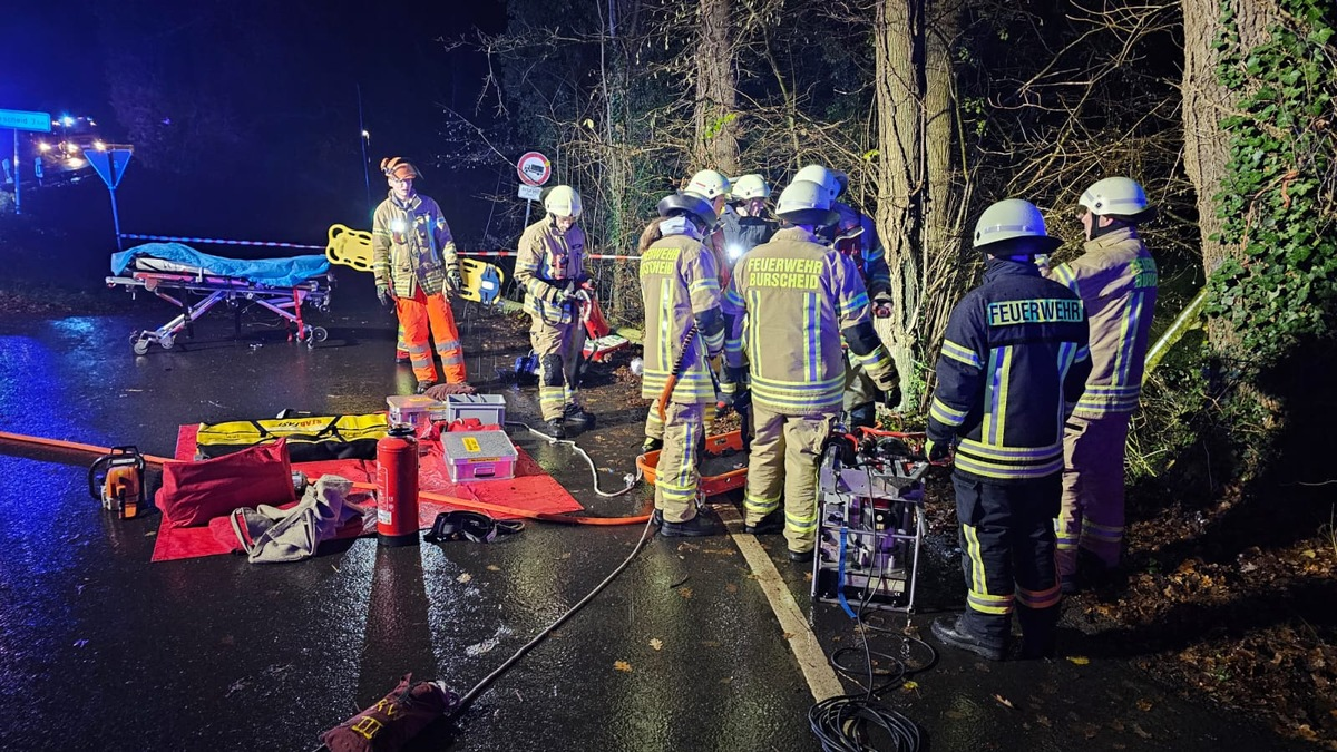 FW Burscheid: PKW im Böschung - Handy alarmiert die Feuerwehr - Foto: presseportal.de