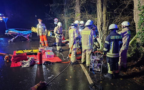 FW Burscheid: PKW im Böschung - Handy alarmiert die Feuerwehr - Foto: presseportal.de