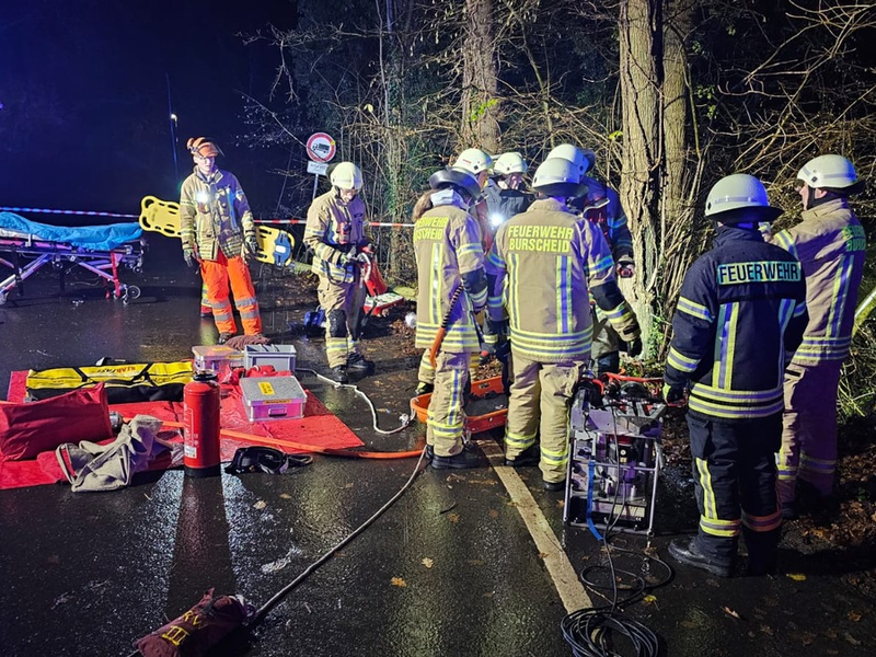 FW Burscheid: PKW im Böschung - Handy alarmiert die Feuerwehr - Foto: presseportal.de