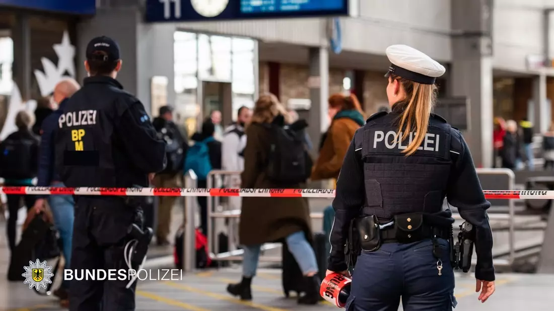 Bundespolizeidirektion München: Polizeieinsatz am Münchner Hauptbahnhof / Reisende melden Person mit Schusswaffe - Bild: presseportal.de