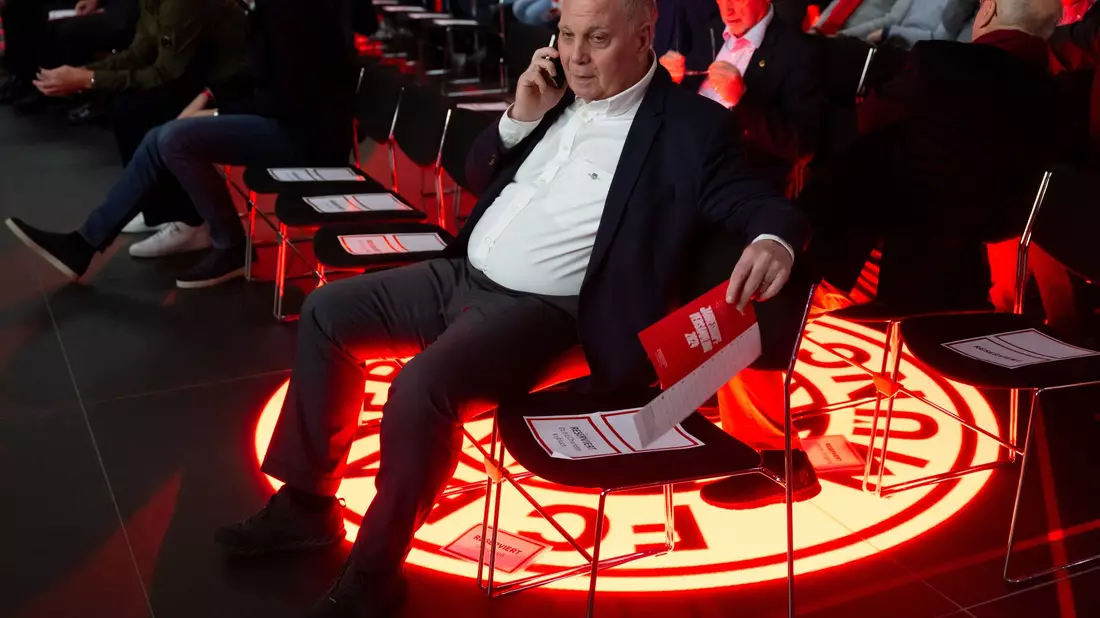 Max Eberl (3.v.l.) hofft auf eine Vertragsverlängerung von Musiala. - Bild: Sven Hoppe/dpa