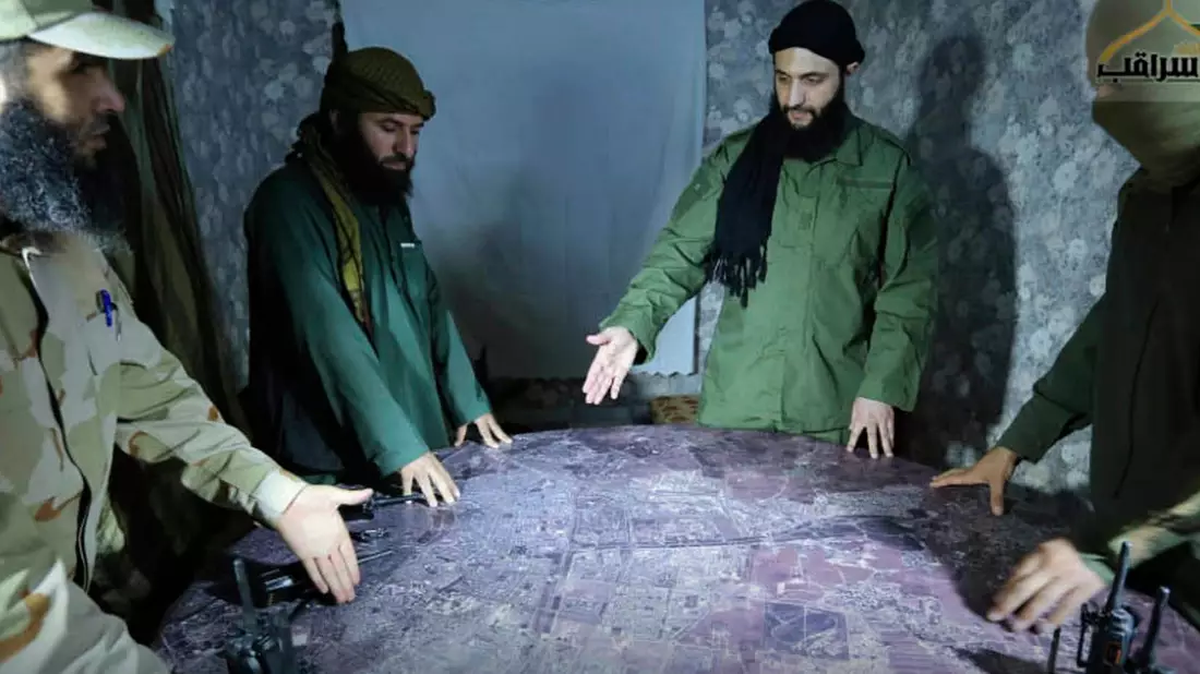Rebellen-Anführer Abu Mohammed al-Dschulani tritt seit Tagen mit seinem bürgerlichen Namen Ahmed al-Scharaa auf und schlägt eher diplomatische Töne an. - Bild: UGC/Fatah al-Sham Front/dpa