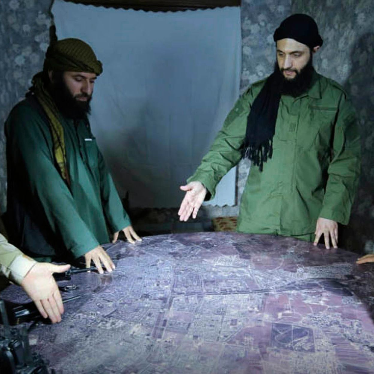 Vor einigen Jahren zeigte Al-Dschulani (2. v.r.) sich noch mit dem Turban der Islamisten - inzwischen trägt er diesen nicht mehr. (Archivbild) - Foto: UGC/Fatah al-Sham Front/dpa