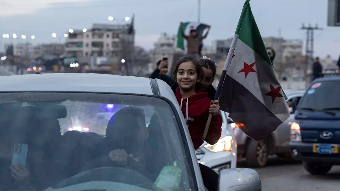 Menschen feiern den Sturz der syrischen Regierung. - Bild: Ugur Yildirim/DIA Photo/AP/dpa