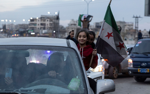 Menschen feiern den Sturz der syrischen Regierung. - Foto: Ugur Yildirim/DIA Photo/AP/dpa