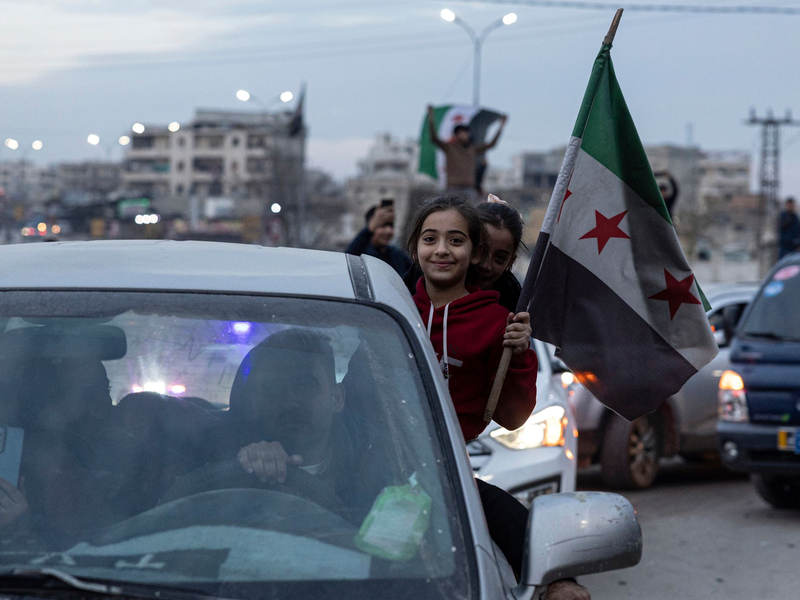 Menschen feiern den Sturz der syrischen Regierung. - Foto: Ugur Yildirim/DIA Photo/AP/dpa
