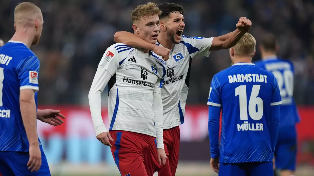 Hamburgs Torschütze Adam Karabec (l) jubelt nach seinem Treffer zum 2:1 mit Hamburgs Daniel Elfadli. - Bild: Marcus Brandt/dpa