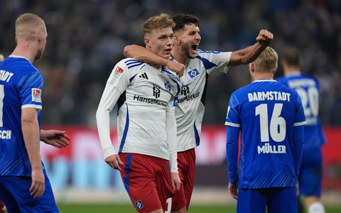 Hamburgs Torschütze Adam Karabec (l) jubelt nach seinem Treffer zum 2:1 mit Hamburgs Daniel Elfadli. - Foto: Marcus Brandt/dpa