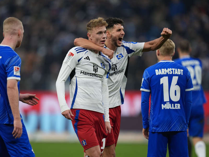 Hamburgs Torschütze Adam Karabec (l) jubelt nach seinem Treffer zum 2:1 mit Hamburgs Daniel Elfadli. - Foto: Marcus Brandt/dpa