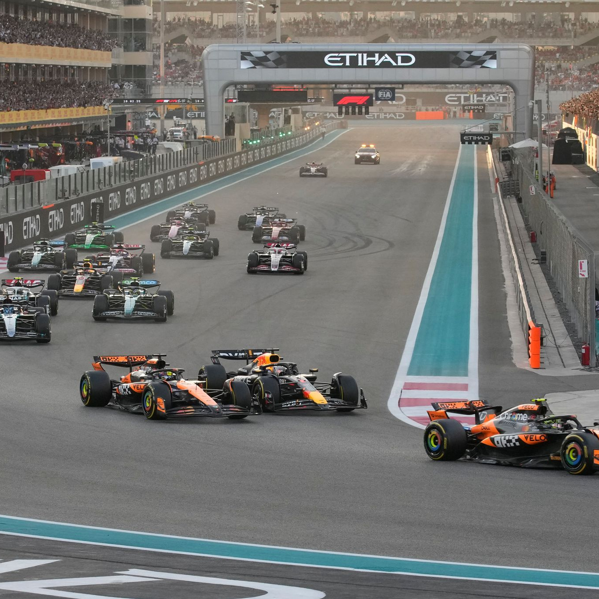 Lando Norris ist der 35. Weltmeister der Formel-1-Geschichte. - Foto: Darko Bandic/AP/dpa