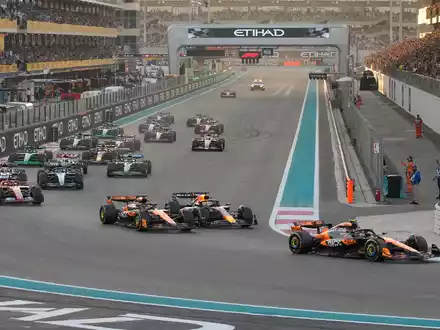 Lando Norris führt das Feld in Abu Dhabi an. - Foto: Darko Bandic/AP/dpa