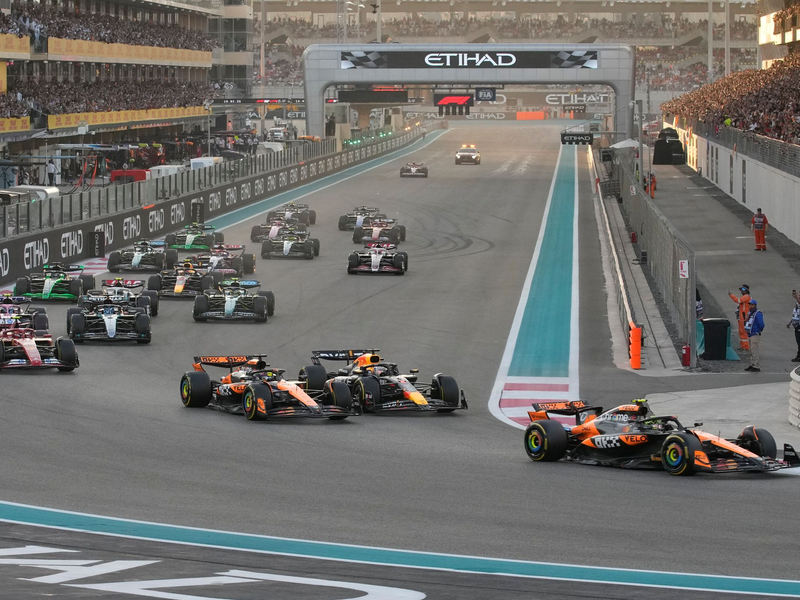 Er holte den Titel auf seine Art - und das macht Norris besonders stolz.  - Foto: Darko Bandic/AP/dpa