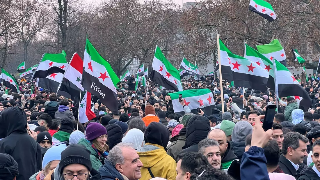 Tausende feiern in Berlin den Sturz Assads. - Bild: Julius Christian Schreiner/dpa