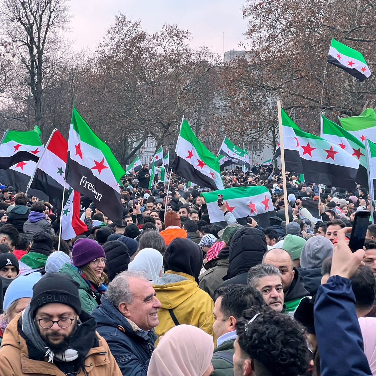 Tausende feiern in Berlin den Sturz Assads. - Foto: Julius Christian Schreiner/dpa