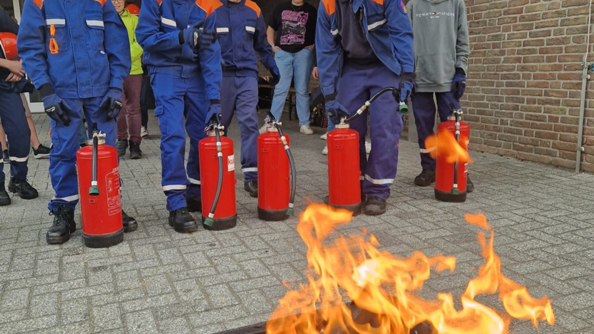 FW-KLE: Feuerwehrhelden von Morgen: Spannende Ausbildung von Brandschutzhelfern in der Jugendfeuerwehr Bedburg-Hau - Foto: presseportal.de