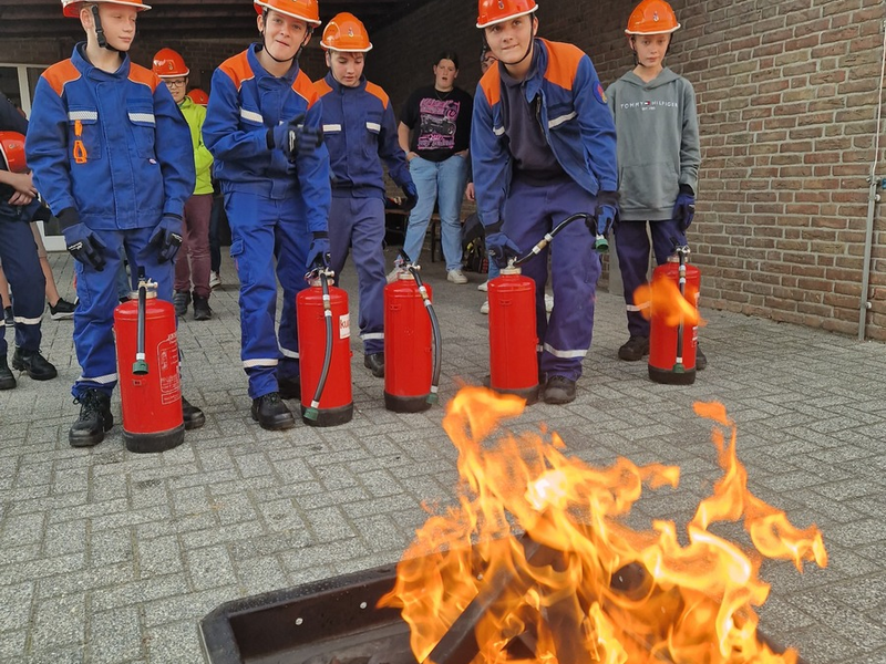 FW-KLE: Feuerwehrhelden von Morgen: Spannende Ausbildung von Brandschutzhelfern in der Jugendfeuerwehr Bedburg-Hau - Foto: presseportal.de