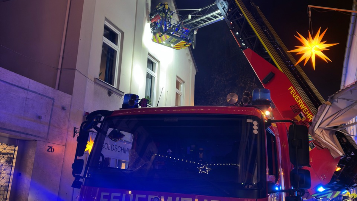 FW-DT: Dichter Rauch dringt aus Fenster - Zwei Personen gerettet - Foto: presseportal.de